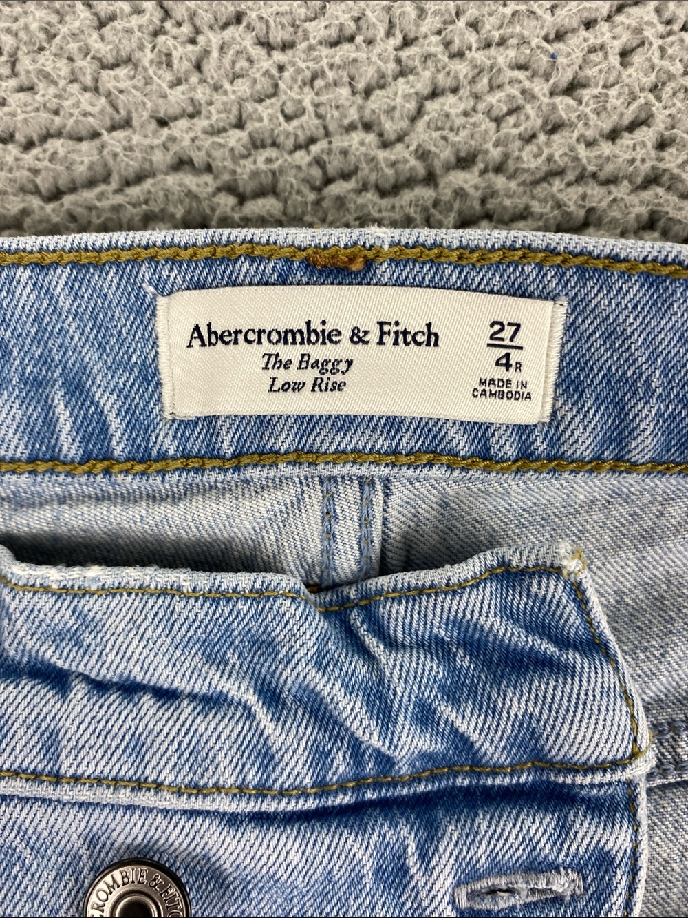 Abercrombie & Fitch The Baggy Low Rise Jeans Crossover Waist Light Wash Size 27 - Picture 10 of 13